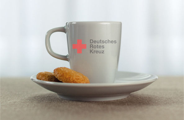 Senioren-Cafe Rotkreuz-Kaffeetasse mit Keks