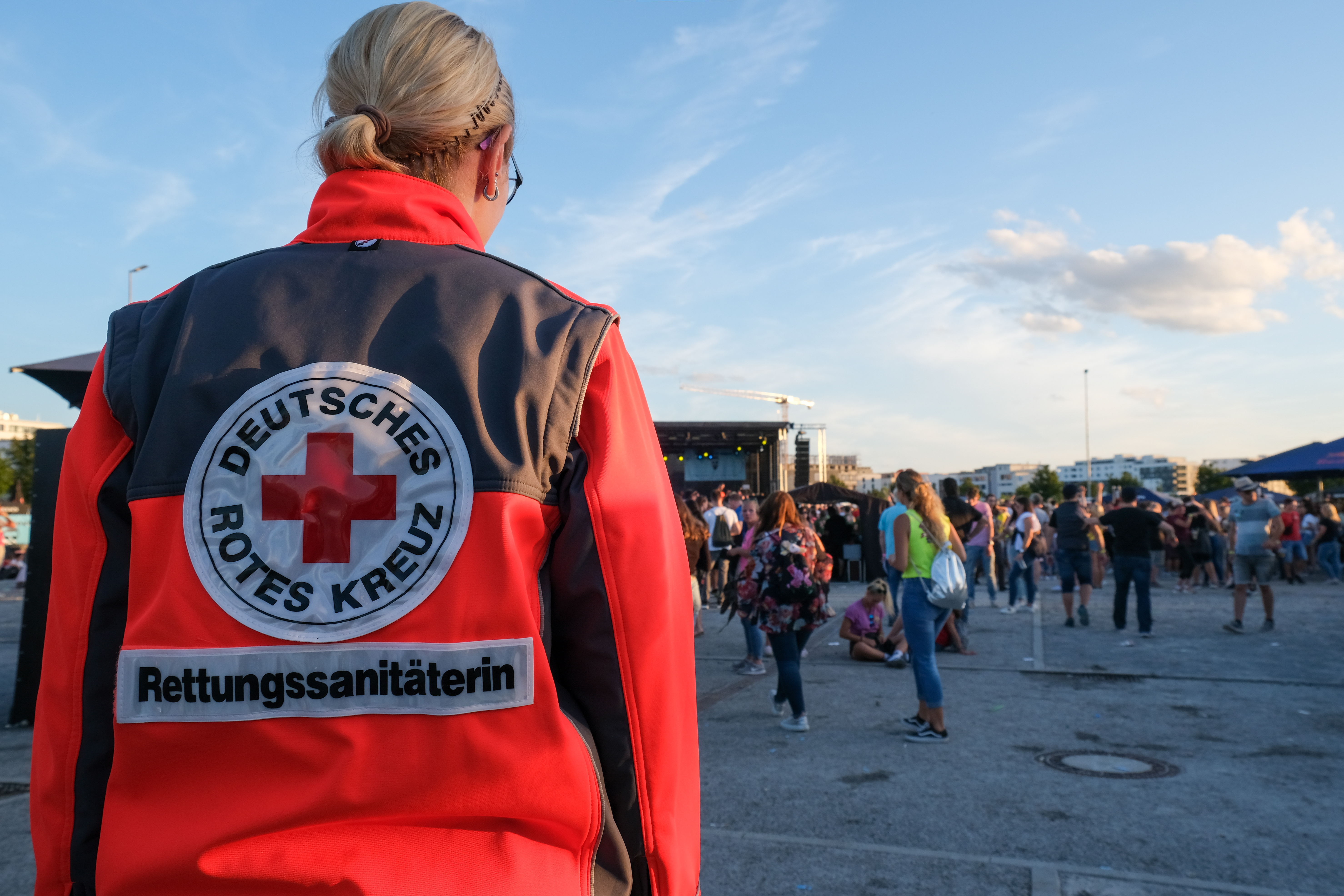RS_beim_Sandienst Rettungssanitäterin beim Sanitätsdienst