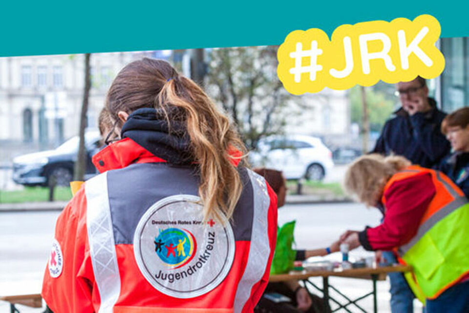 JRK mit Logo Jugendliche JRK-Helferin von hinten mit JRK Logo